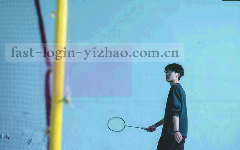 赛场记分牌与赛程看板局部，暖金色数字在暗环境中发亮